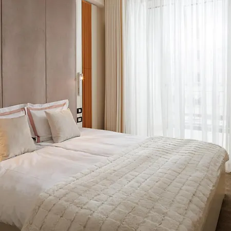 Skylark Apartment 4*