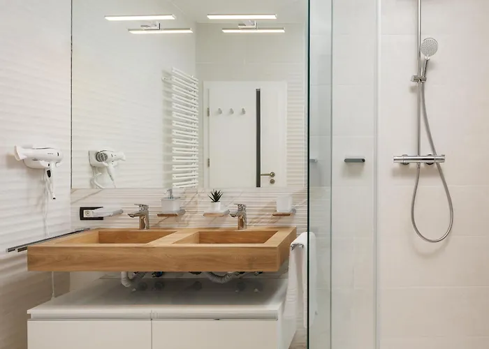 Апартаменти Skylark 4*